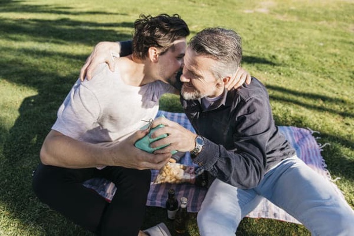 Find a Gay Sugar Daddy in Aurora, Illinois 
